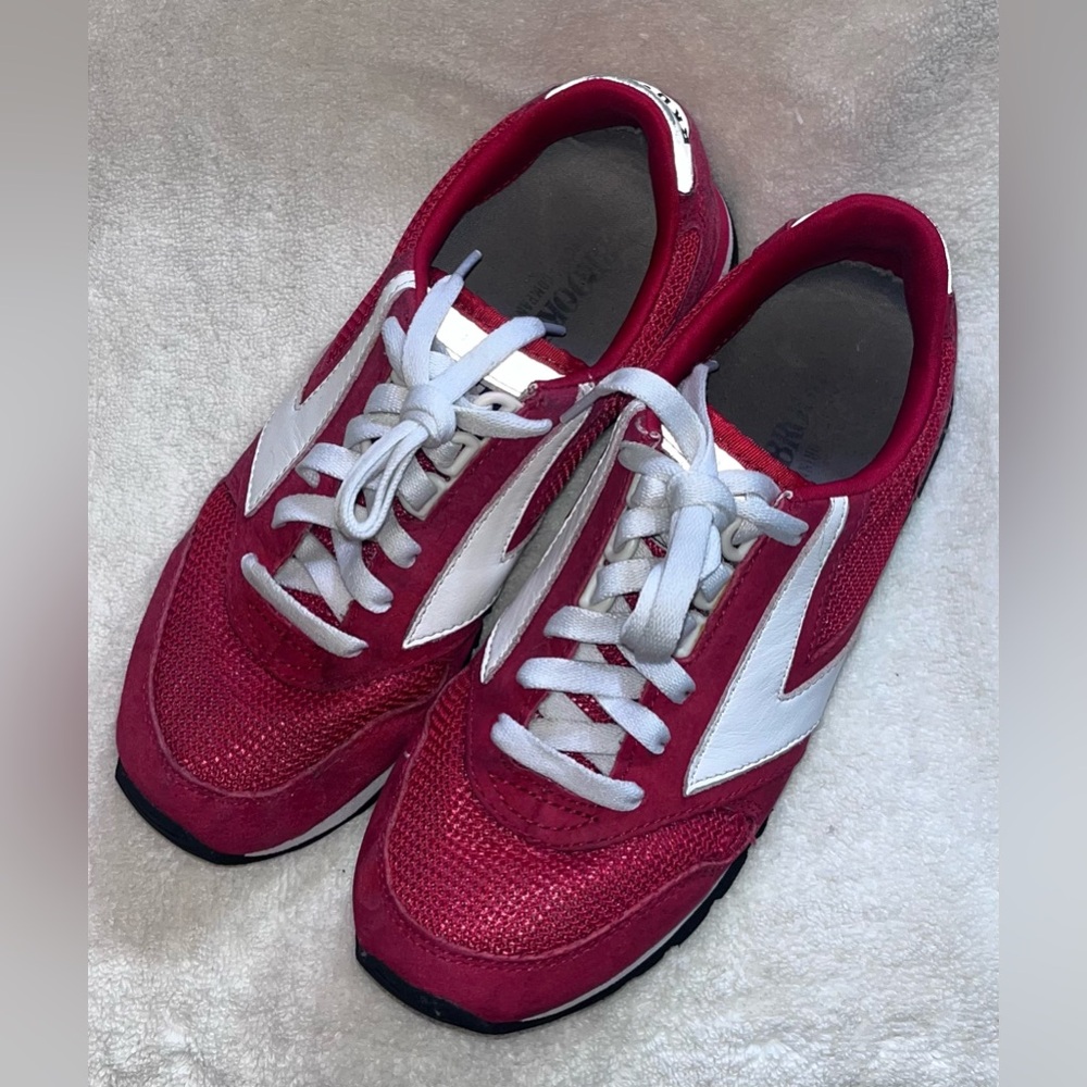 Brooks size 7.5 red/white